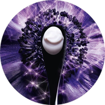 Cuillere noire sur fond violet, mettant en valeur une creme blanche, evoquant la modernite et l'innovation cosmetique.