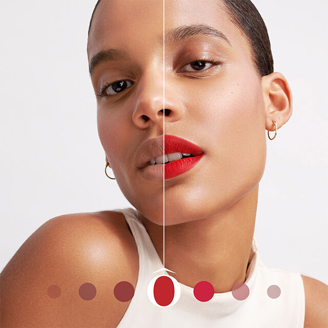 Een vrouw die met een halve gezicht legt, de ene helft met een natuurlijke uitstraling en de andere met rode lippenstift. Onderaan een kleurstaal met verschillende tinten.