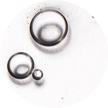 Een close-up van drie doorzichtige, glanzende luchtbellen op een witte achtergrond.