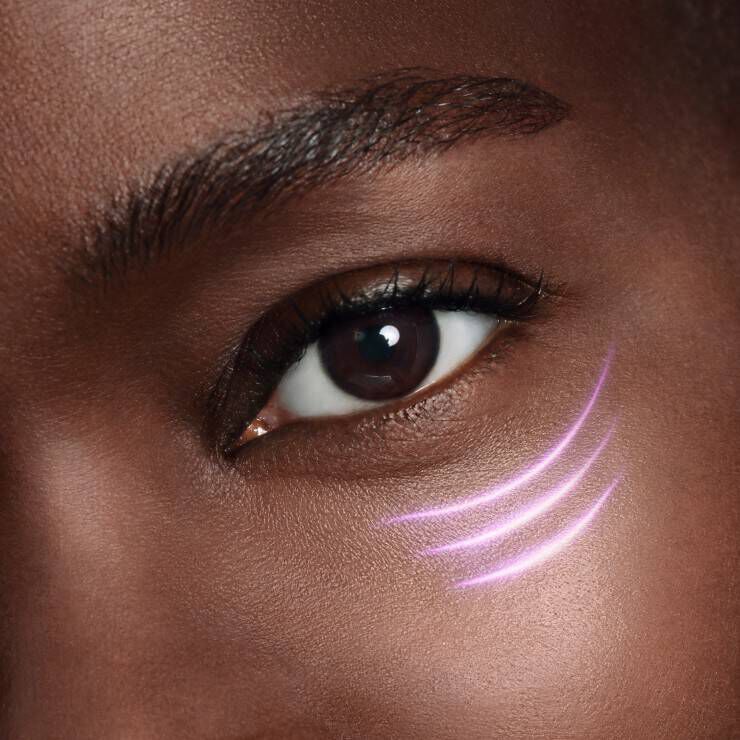 Nabij een oog met een soepele huid, met paarse strepen die een artistiek effect creeren.