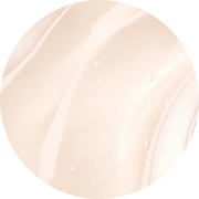 Texture fluide et marbree en nuances de beige clair, avec des reflets brillants et des gouttelettes d'eau.