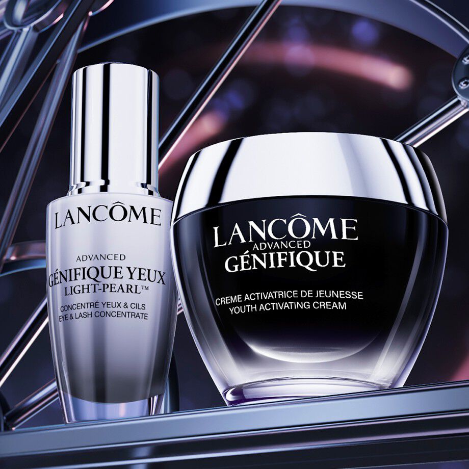 La Creme Advanced Genifique et le Serum Genifique Yeux Light-Pearl de Lancome presentes ensemble sur un fond neutre.