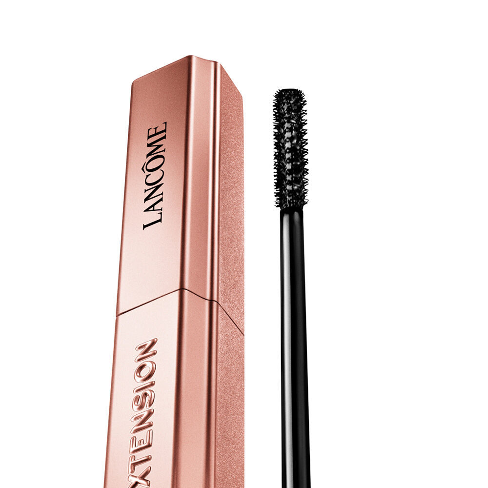 Mascara Lancome avec un applicateur en brosse noire, sur fond blanc.