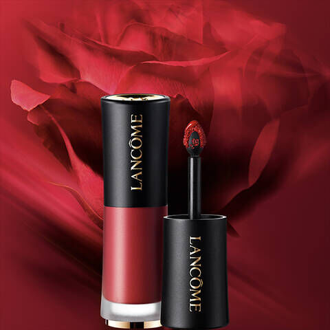 Een elegante afbeelding van een lippenstift van Lancome met een rode achtergrond en een roos.