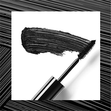 Un tube de mascara noir montrant une touche de produit sur fond blanc.