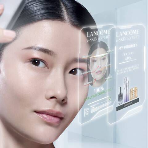 Un modele feminin examine des resultats d'analyse de la peau affiches sur des ecrans holographiques, mettant en avant des produits de soin de la peau.