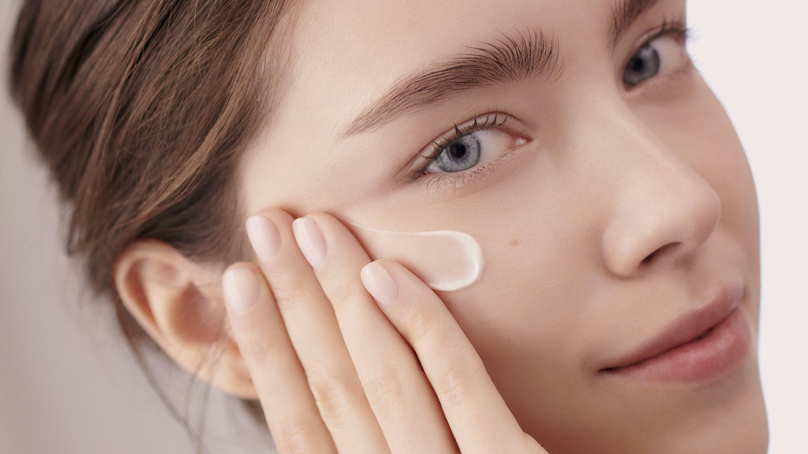 Comprendre les differents besoins entre une peau seche ou deshydratee avec les conseils soin Lancome