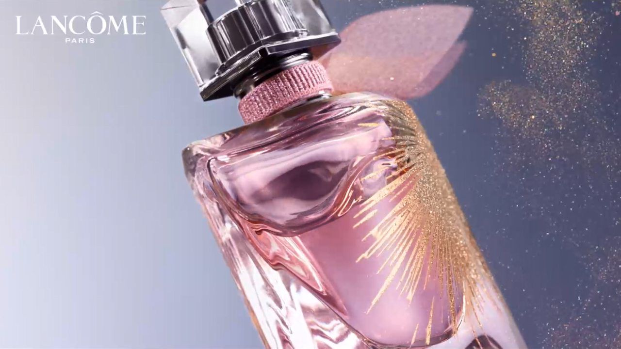 Flacon de parfum Lancome, au design elegant avec des reflets dores sur fond doux, evoquant la sophistication.