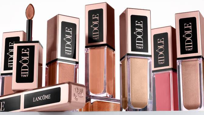 Een assortiment van Lancome Idole lipproducten in verschillende tinten, weergegeven in elegante verpakkingen.