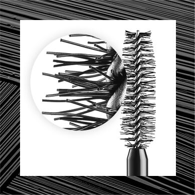 Brosse de mascara en gros plan, montrant ses brins fins et serres, sur fond blanc.
