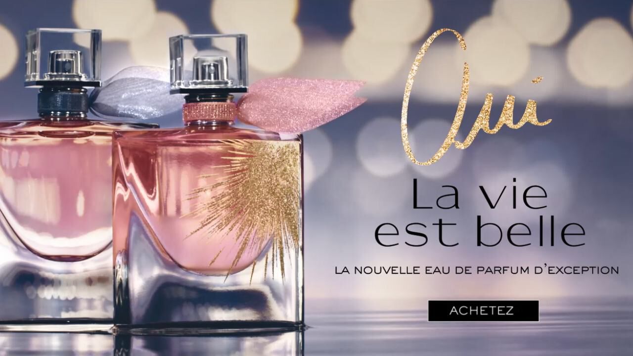Deux flacons de parfum elegants avec un fond evoquant la beaute, accompagnes du texte « La vie est belle ».