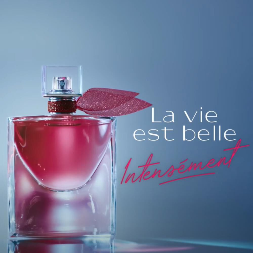 Flacon de parfum La vie est belle Intensement sur fond doux, mettant en avant son raffinement et sa couleur rose.