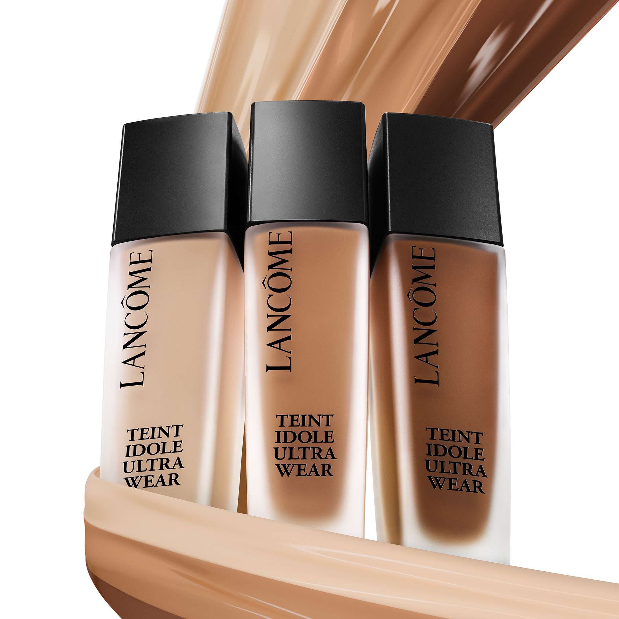 Een digitale huidanalyse van Lancome met behulp van een apparaat en een smartphone, waar producten zoals serum, creme en een masker zichtbaar zijn.