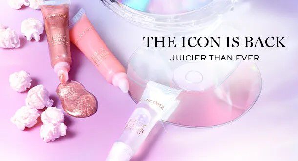 Een kleurrijke afbeelding met een compacte disc en lipgloss tubes in verschillende tinten, omringd door schattige popcorn. De tekst luidt: "THE ICON IS BACK JUICIER THAN EVER".
