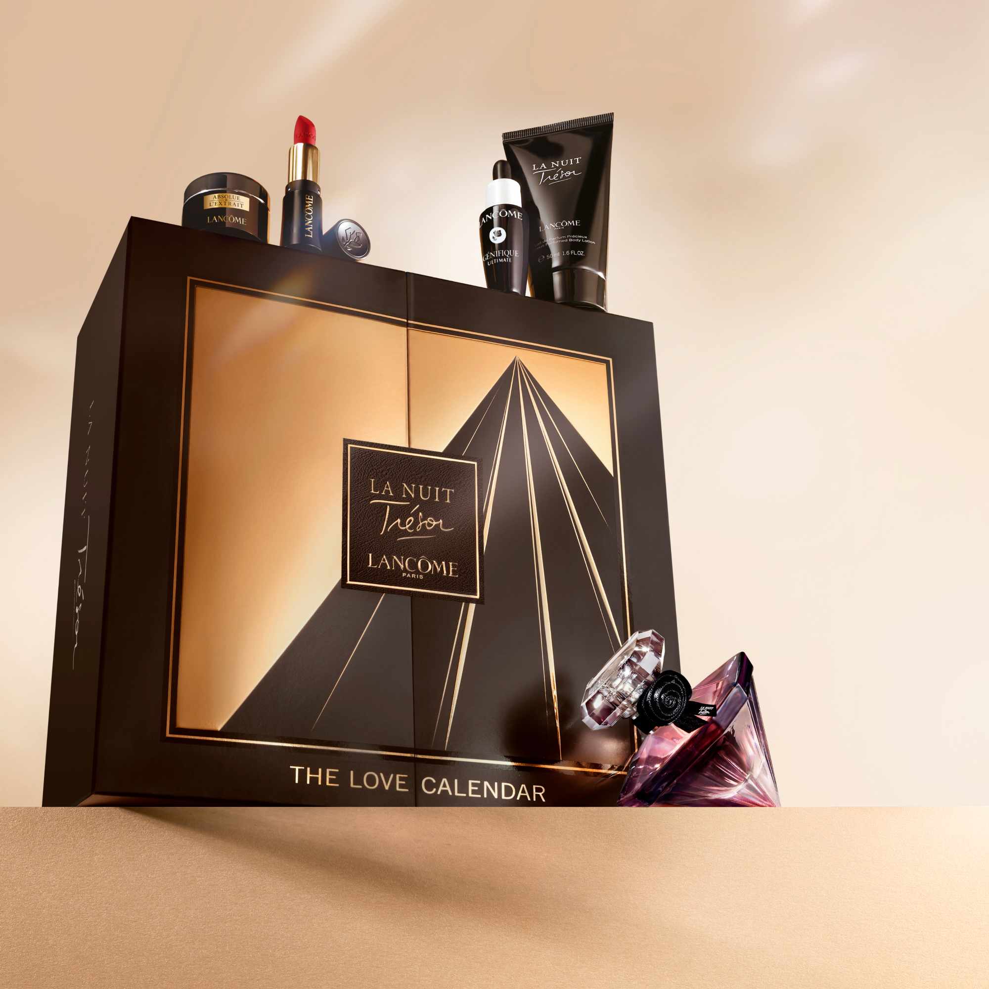 Calendrier de l'amour Lancôme, avec rouge à lèvres, crème et parfum, sur fond doré élégant.